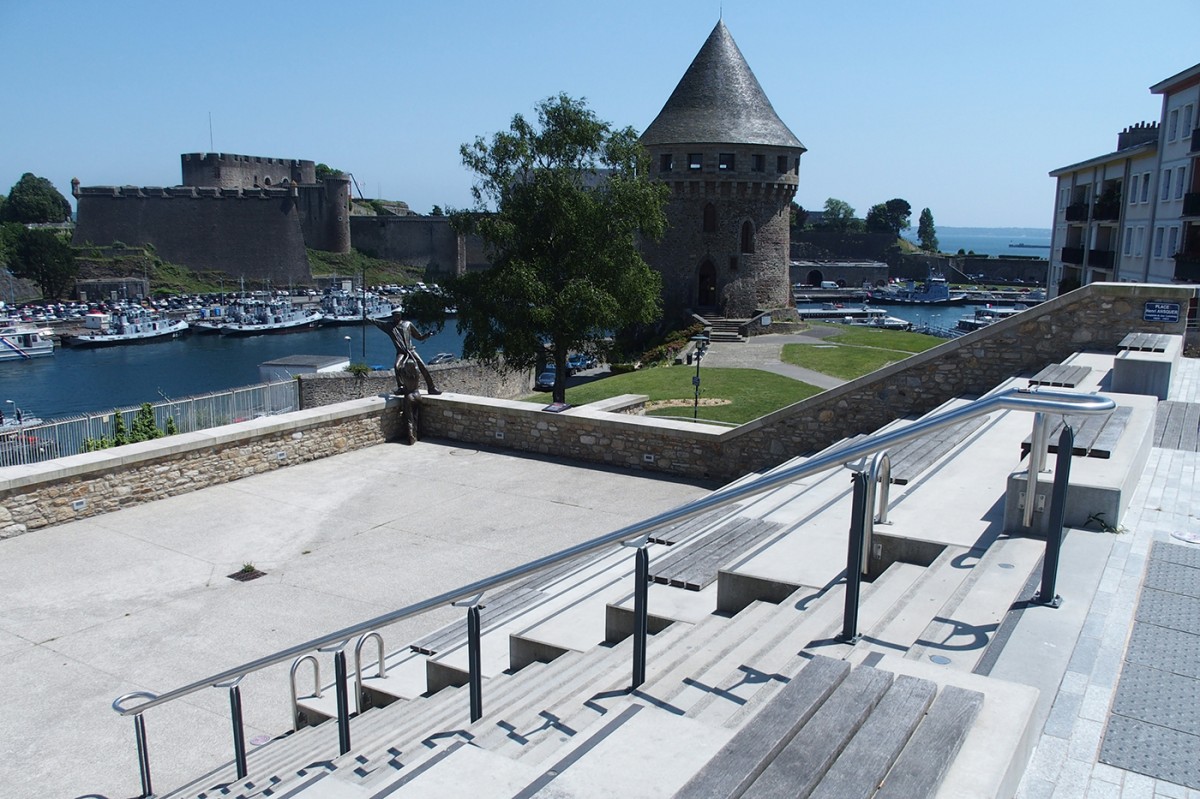 Place Péron et pont de Recouvrance